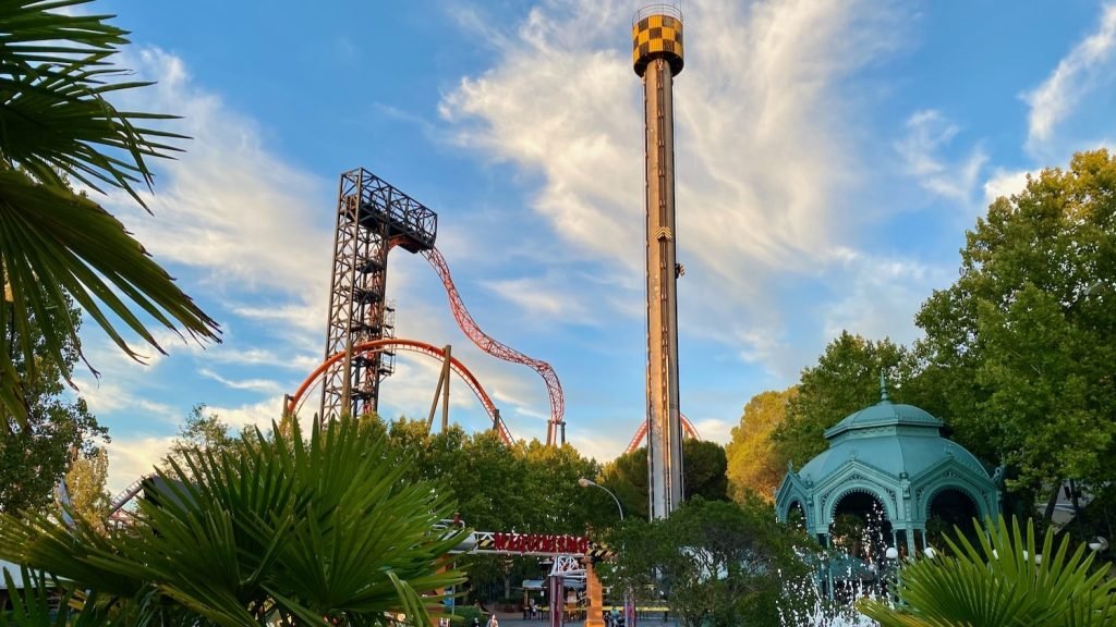 Paisaje del Parque de Atracciones de Madrid y montana rusa