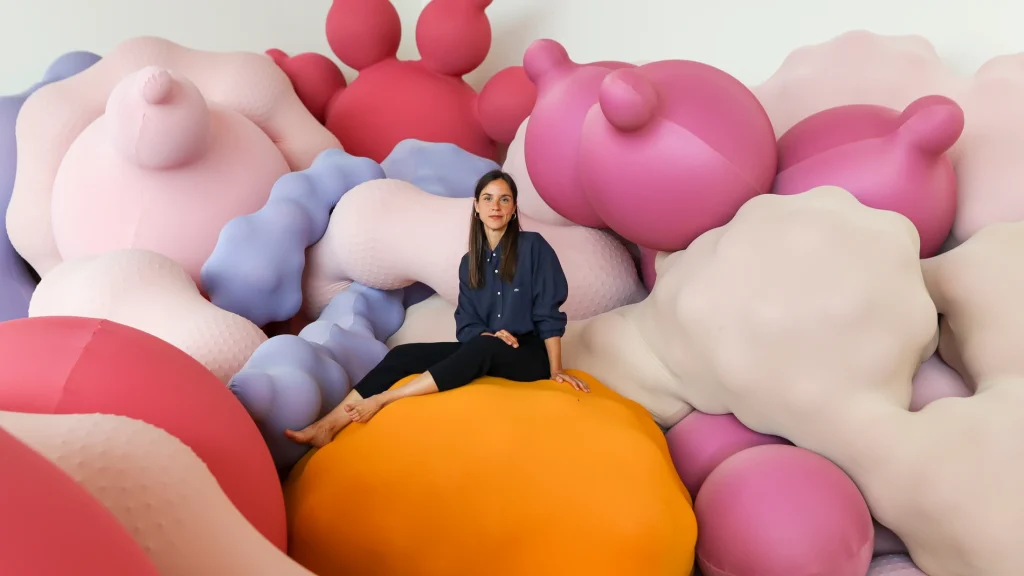 eva fabregas encaramada imponente instalacion que corona nueva muestra centro botin santander 98