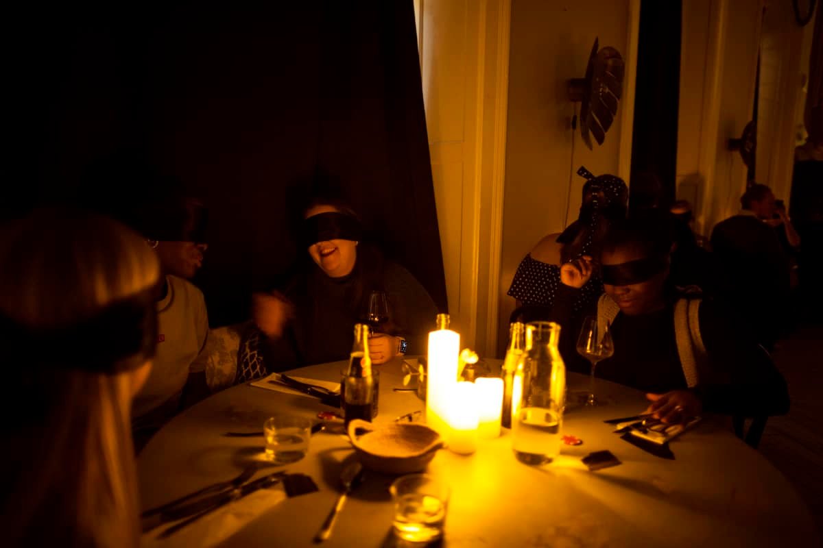 cena a ciegas en Barcelona