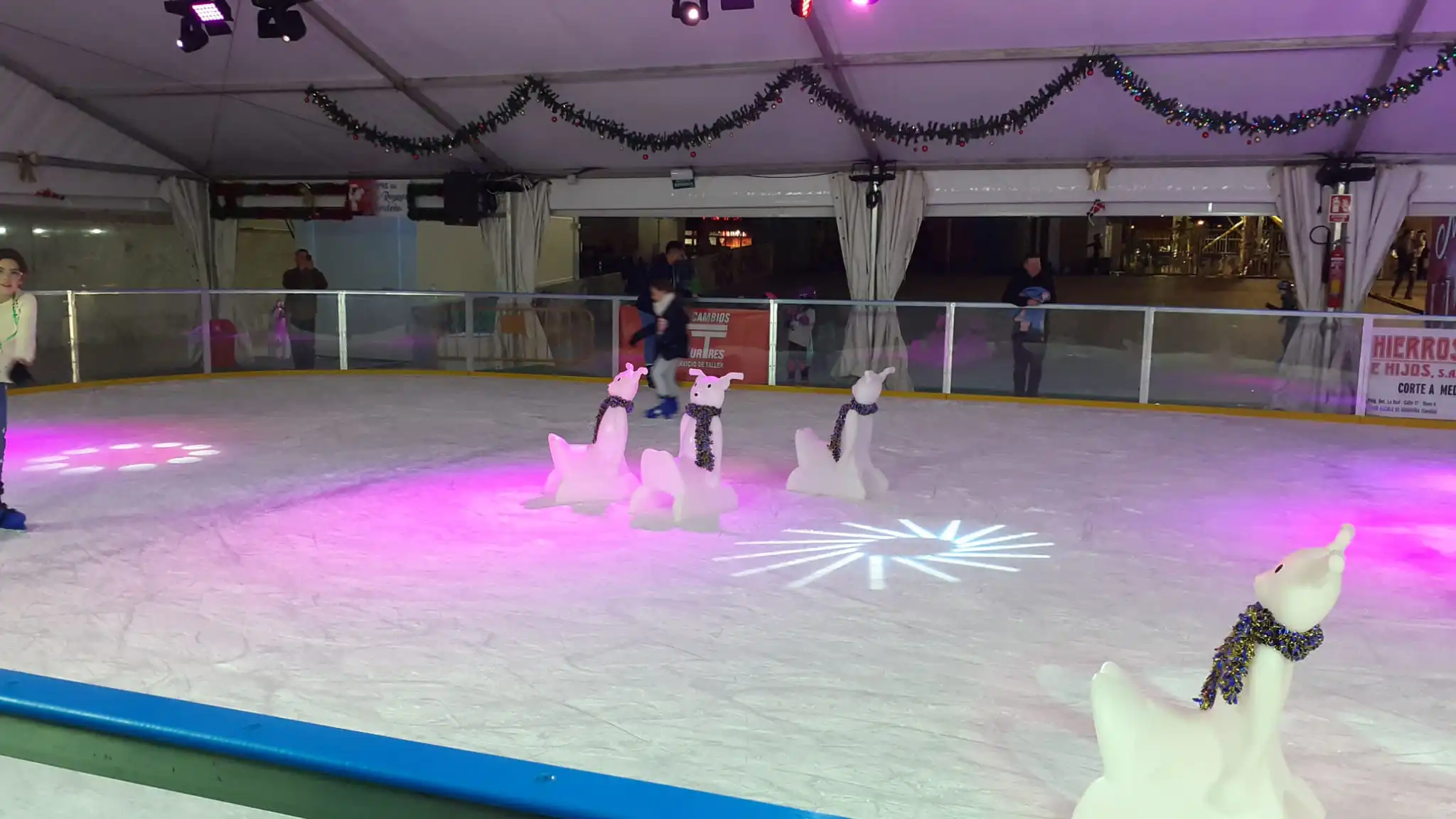 Pista de Hielo Sevilla: 1 Oasis Invernal en el Corazón de Andalucía 3 Wine Gogh