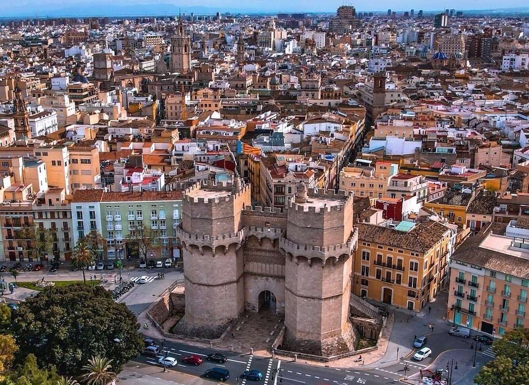 1 Día Explorando las Torres de Serrano y Disfrutando de Wine Gogh 1 torres de serrano