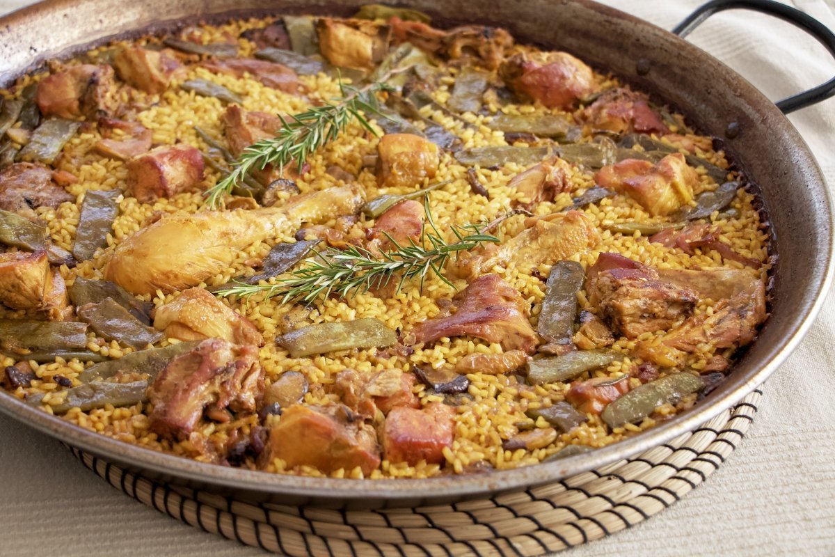que lleva la paella valenciana