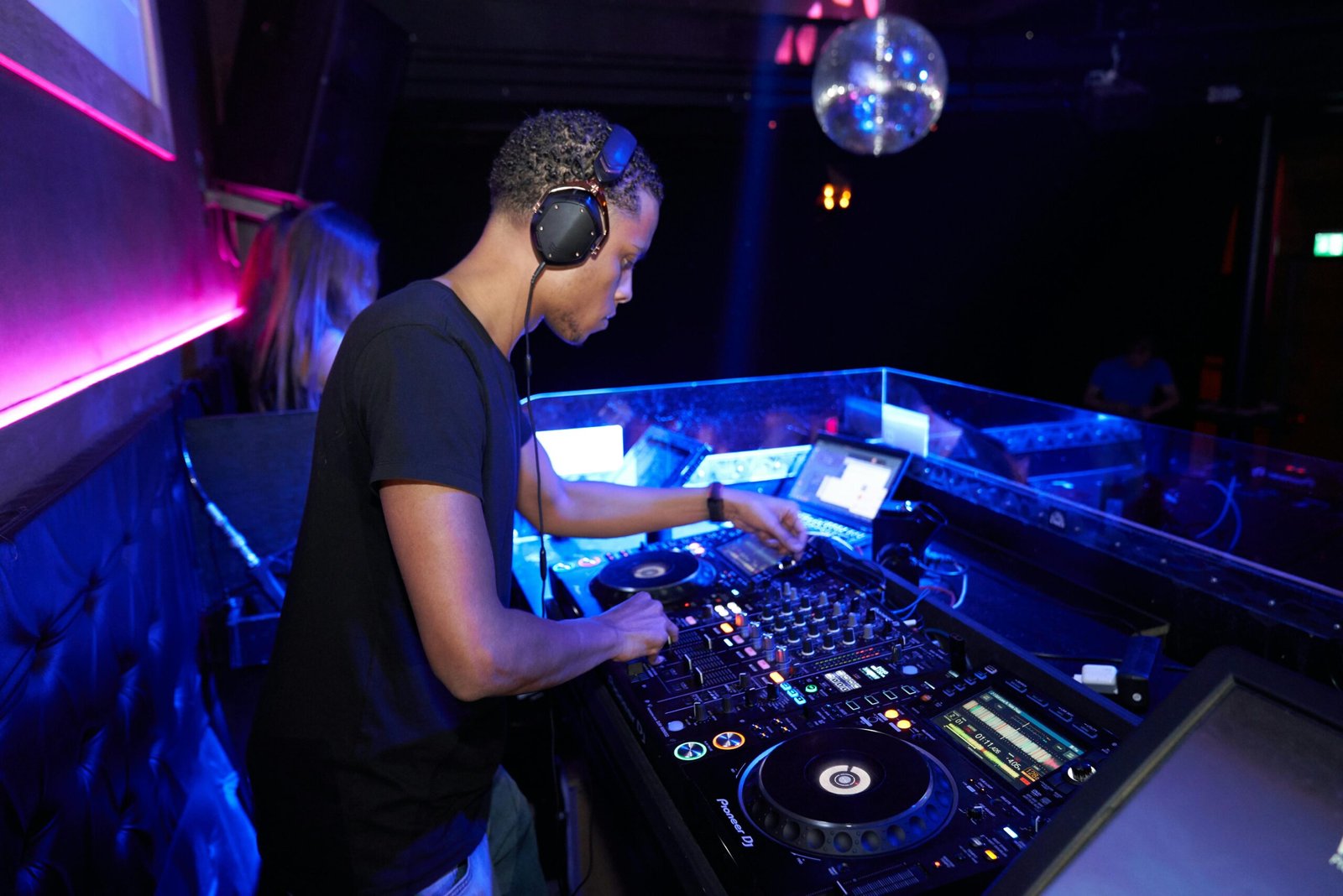 Discotecas Sevilla; Las 7 Mejores Discotecas Top para Disfrutar de la Noche en Sevilla 6 Wine Gogh
