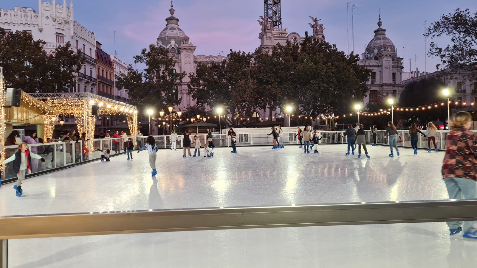 Pista de Hielo Valencia: 1 Destino Invernal Encantador 3 Wine Gogh