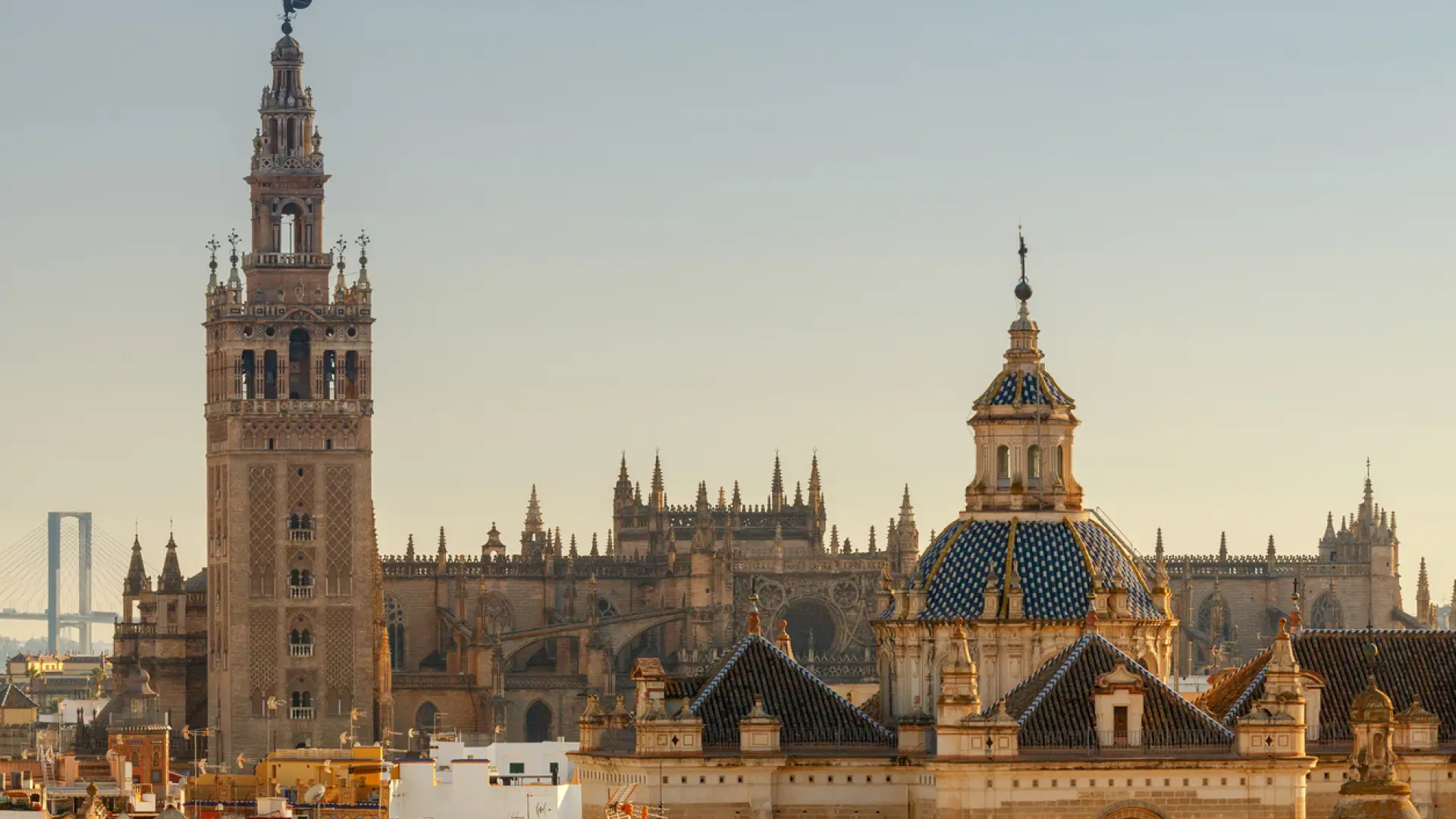 La Giralda de Sevilla: 1 Historia, Arquitectura y Significado 1 giralda