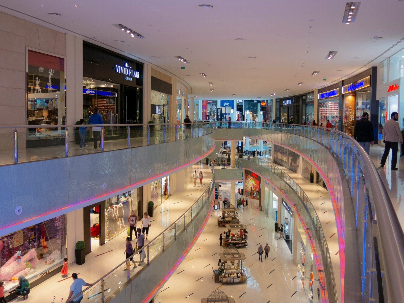 Centro Comercial en Madrid; Top 5 Centros Comerciales Imprescindibles en Madrid: ¡Descubre la Experiencia Definitiva! 3 Wine Gogh