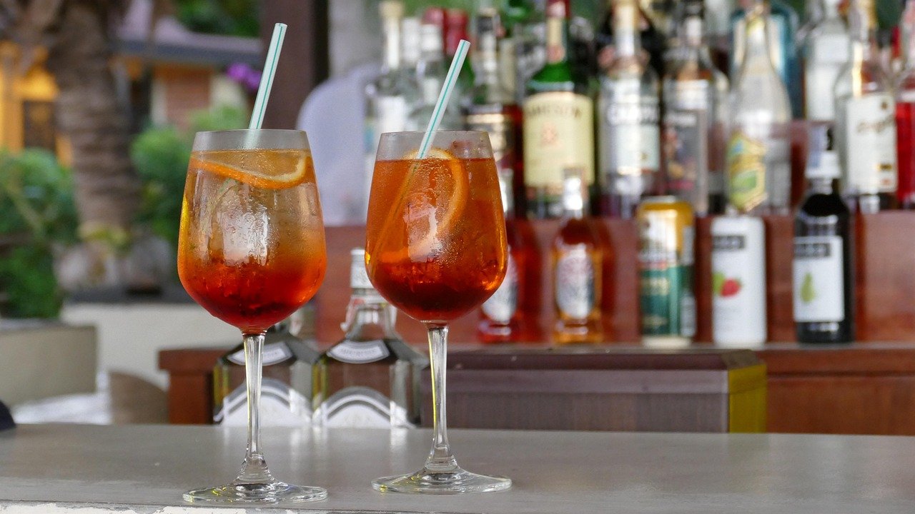 Donde pasar la tarde en Barcelona; 5 Lugares Imperdibles para Pasar una Tarde Inolvidable en Barcelona 3 bar 1617190 1280
