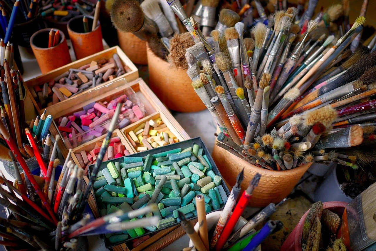 Barcelona artística; Descubre 5 Lugares Inspiradores que Revelan el Alma Artística de Barcelona 5 brushes 2927793 1280 1