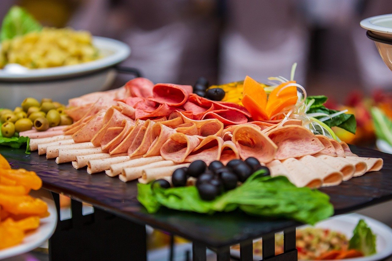 Restaurantes bonitos en Sevilla; 5 Restaurantes Espectaculares en Sevilla que Te Harán Vivir una Experiencia Inolvidable 2 buffet 7012758 1280 1