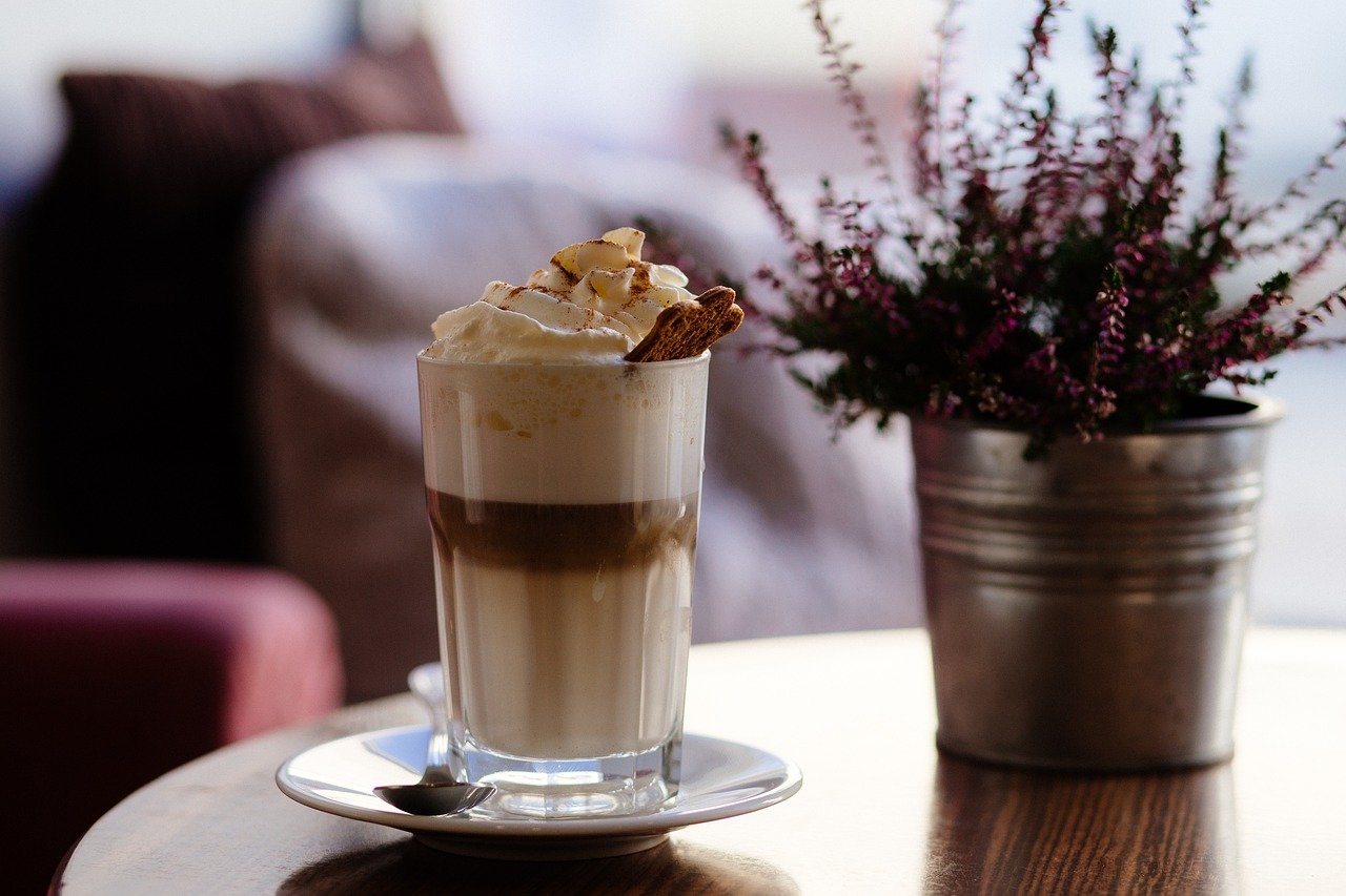Cafés en Málaga; Descubre las 5 cafeterías imprescindibles en Málaga que transformarán tu día 5 cappuccino 1869731 1280