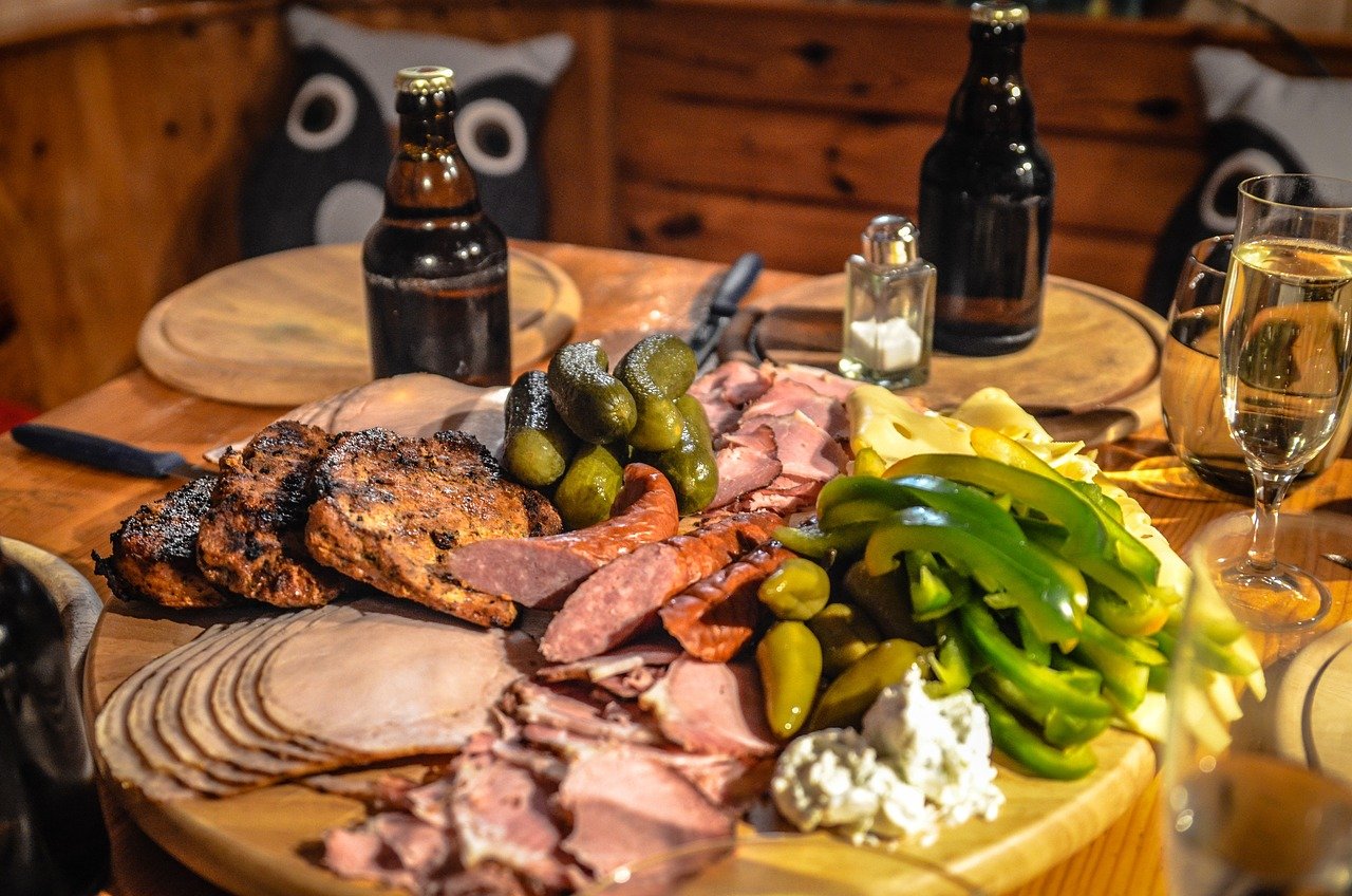 Restaurantes bonitos en Sevilla; 5 Restaurantes Espectaculares en Sevilla que Te Harán Vivir una Experiencia Inolvidable 1 charcuterie 338498 1280 3