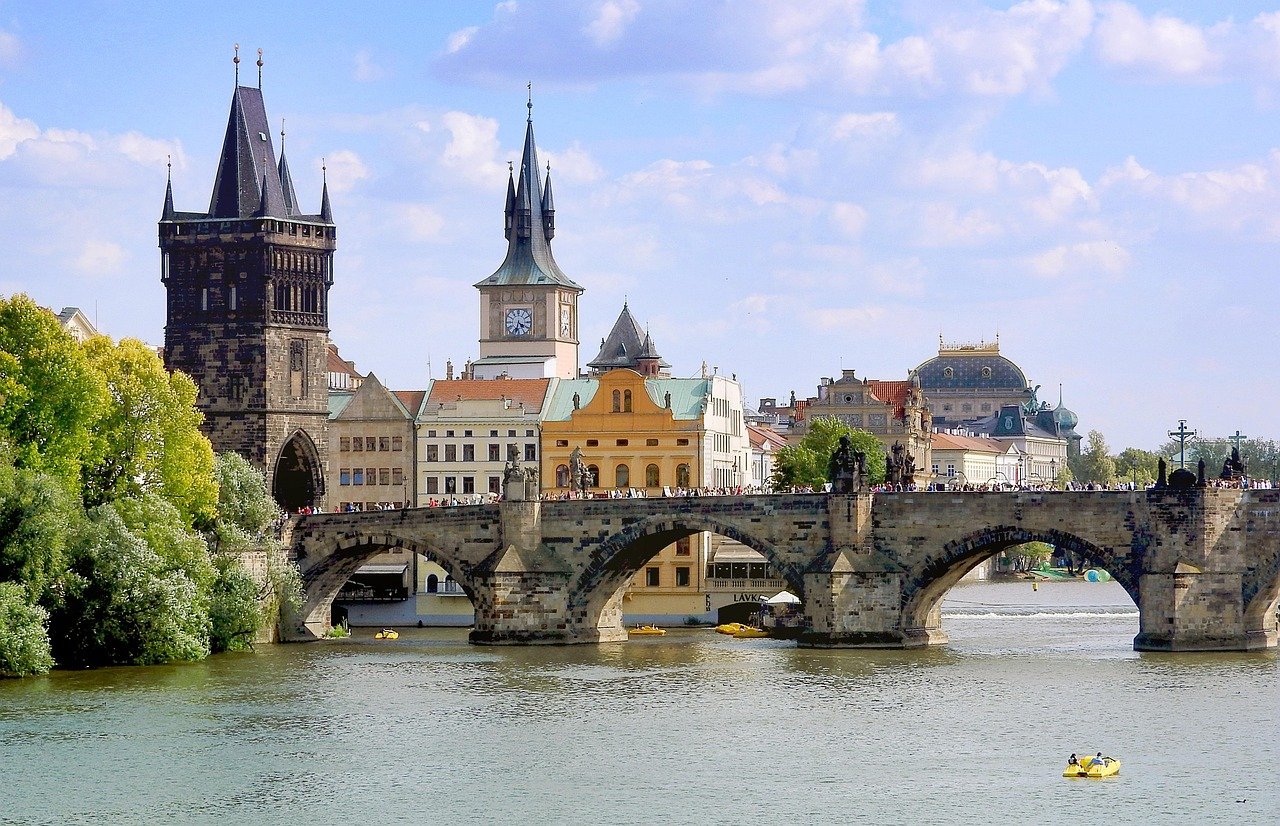 Lugares top en Sevilla; 5 Lugares Imprescindibles que Debes Visitar en Sevilla para Vivir su Magia 5 charles bridge 3504485 1280
