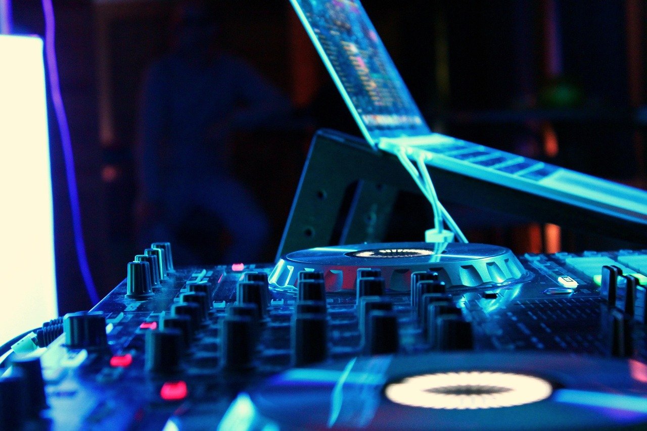 dj 8347229 1280