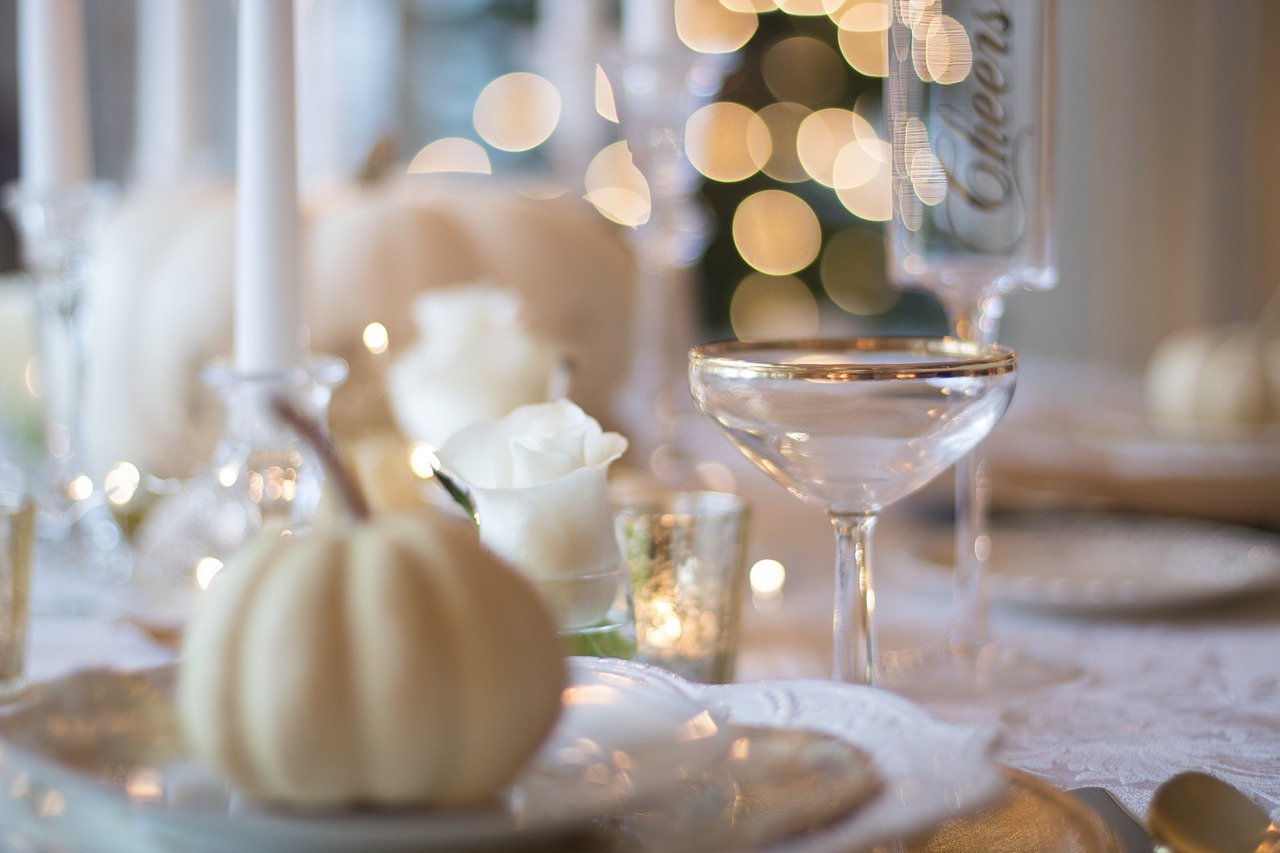 Sábado en Barcelona; 5 Planes Increíbles para un Sábado Perfecto en Barcelona 5 holiday table 1926946 1280 1