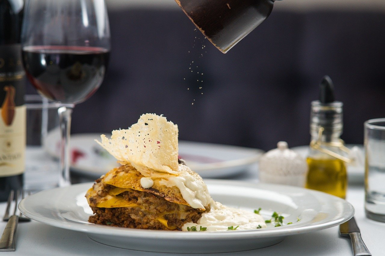 Restaurantes bonitos en Barcelona; 5 Restaurantes Bonitos en Barcelona que Te Sorprenderán por su Encanto y Estilo 3 lasagna 5994612 1280 1