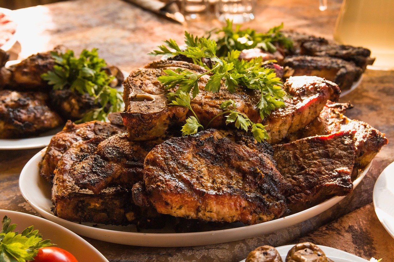 Almuerzo con amigos en Málaga; 5 Lugares Increíbles para un Almuerzo Perfecto con Amigos en Málaga 1 meat 1155132 1280