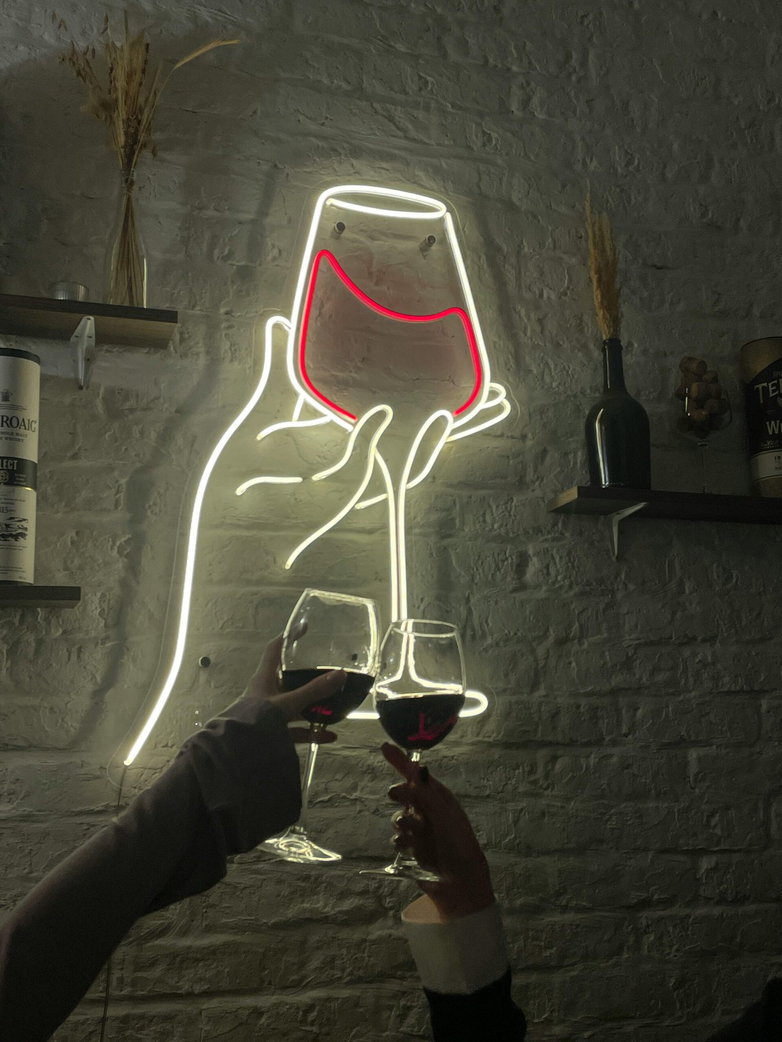Descubre 5 Experiencias Únicas de Vino y Pintura para una Noche Perfecta en Barcelona 2 Winegogh