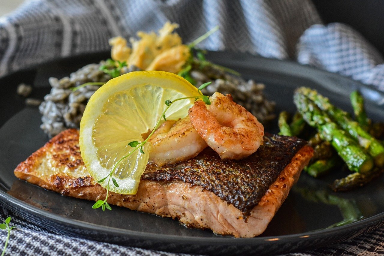 Almuerzo con amigos en Madrid; Descubre 5 lugares irresistibles para almorzar con amigos en Madrid 3 salmon 6353898 1280
