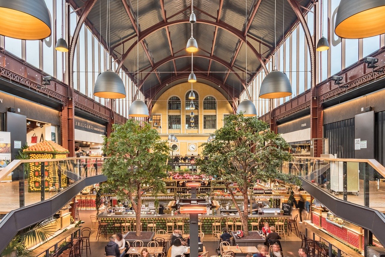 Restaurantes bonitos en Barcelona; 5 Restaurantes Bonitos en Barcelona que Te Sorprenderán por su Encanto y Estilo 1 south station 4927286 1280 1