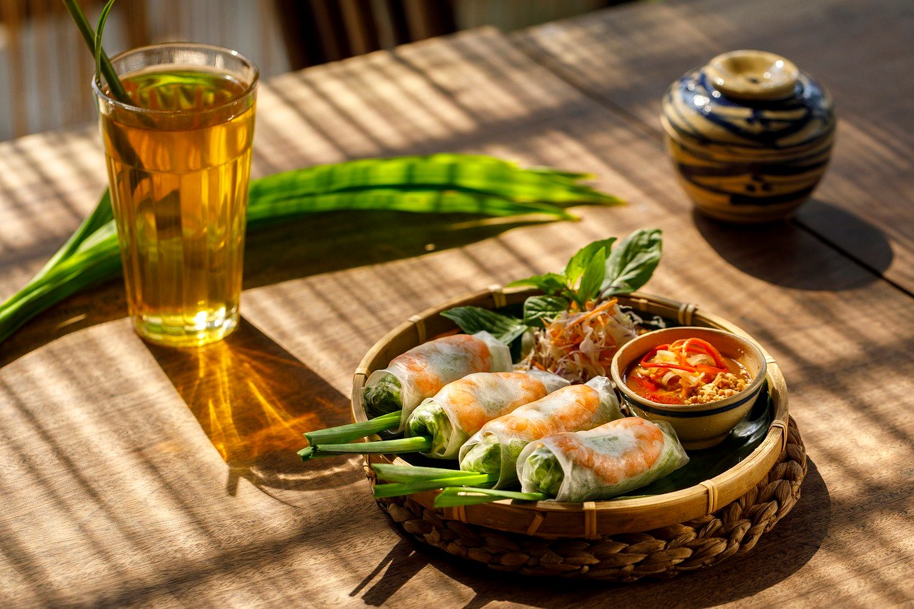 Restaurantes bonitos en Valencia; Descubre 5 Restaurantes Mágicos en Valencia que te Enamorarán al Instante 1 spring roll 6760871 1280 1