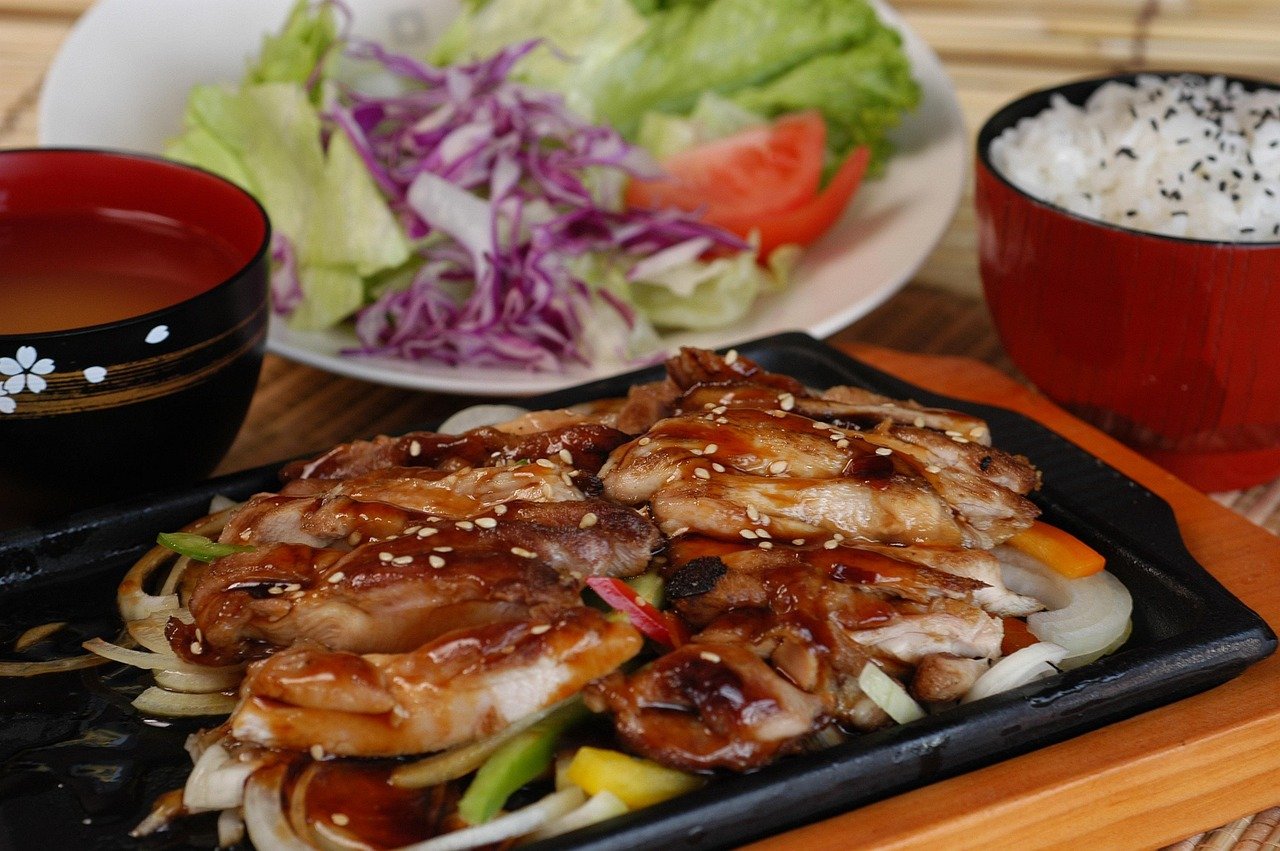 Almuerzo con amigos en Madrid; Descubre 5 lugares irresistibles para almorzar con amigos en Madrid 2 teriyaki chicken 3765240 1280