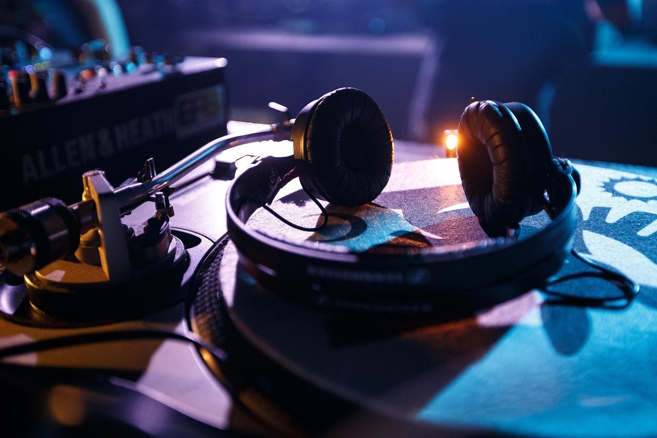 headphones 6159058 1280