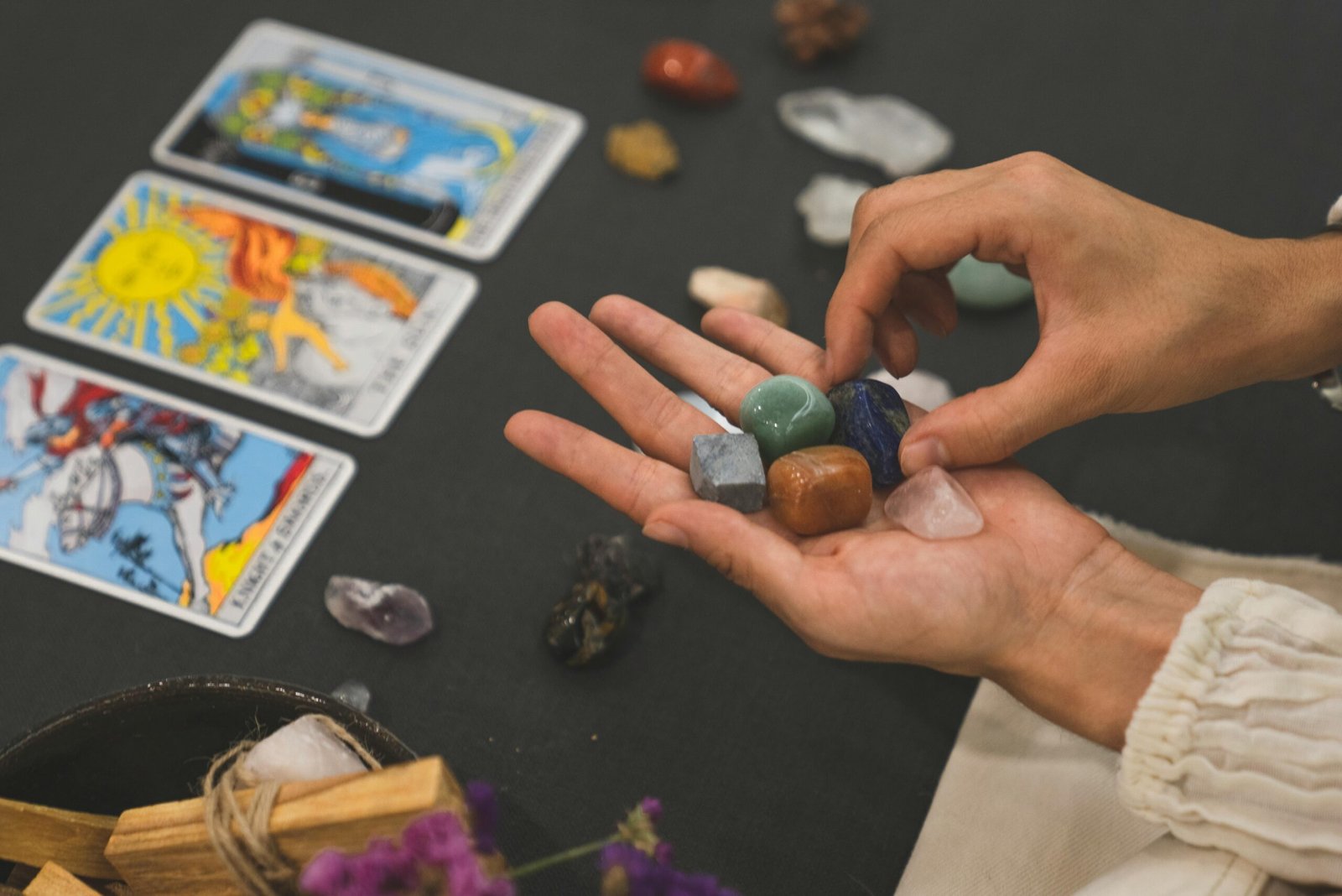 Tarot Gitano en Valencia: 1 Viaje hacia la Sabiduría Espiritual y el Conocimiento Personal 3 Wine Gogh