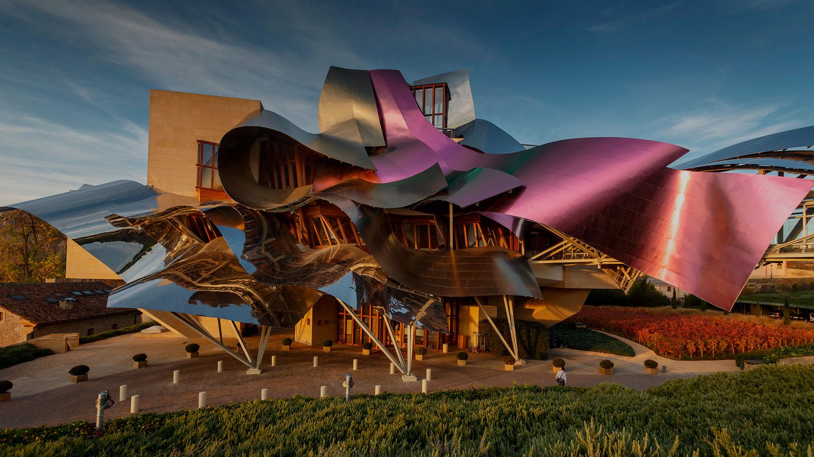 6 bodegas con arte en España: un viaje entre vino y creatividad 2 Cabecera Marques Riscal