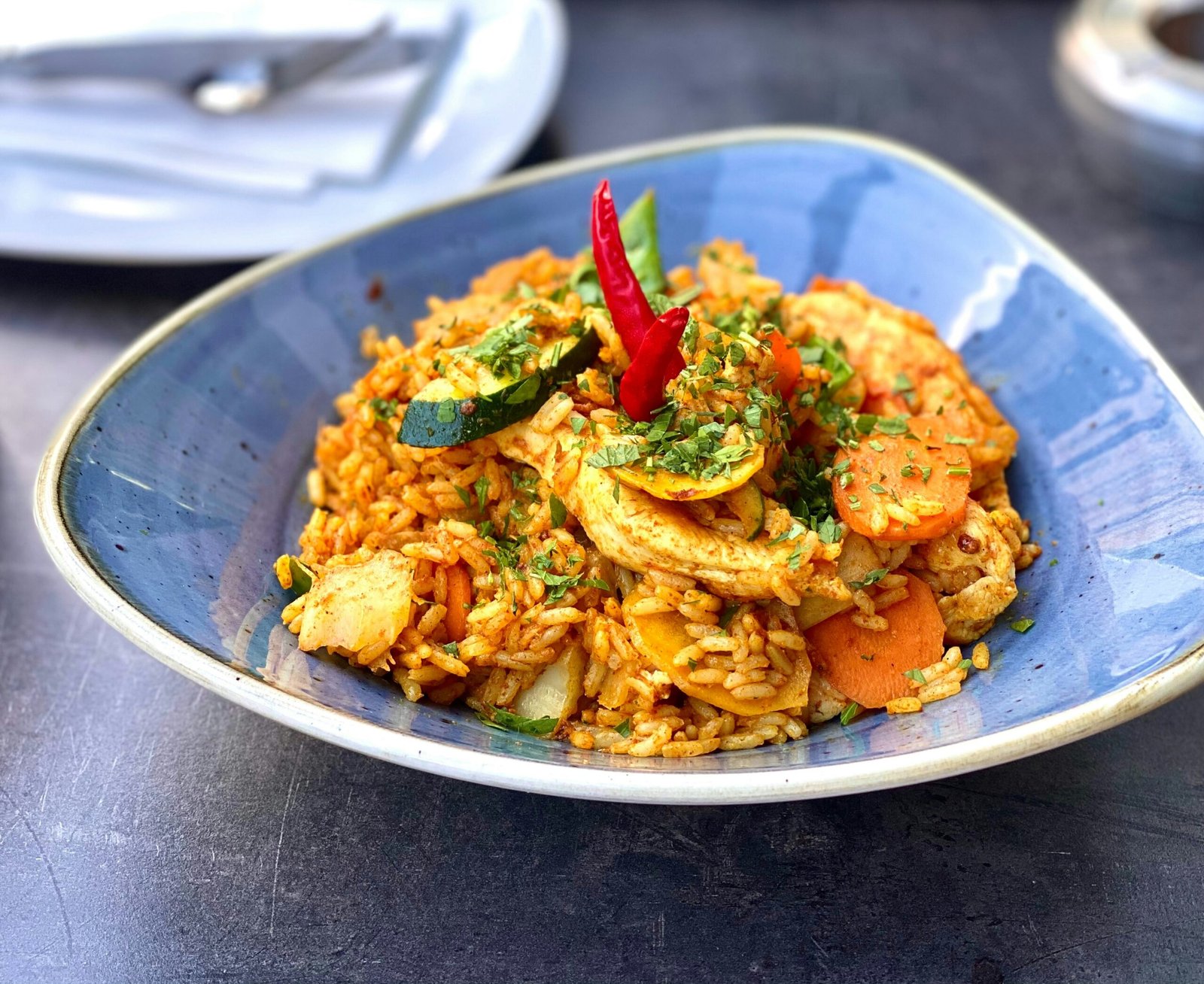 que lleva la paella valenciana