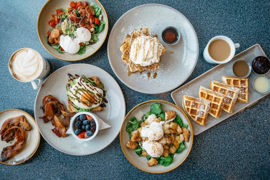 Brunch en Madrid: 1 experiencia gastronómica que transforma tus fines de semana 46 davey gravy krsKfCC1lYw unsplash