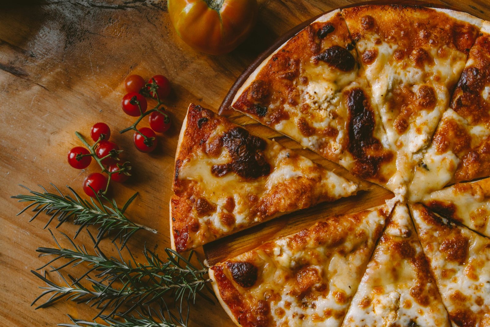 Las 5 mejores pizzas de Málaga: la guía definitiva para los amantes de la pizza en 2025 3 ivan torres MQUqbmszGGM unsplash scaled