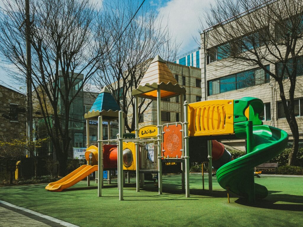 Parque Infantil en Madrid: Todo lo que Necesitas Saber 5 jinhan moon T7 MwRB67vE unsplash