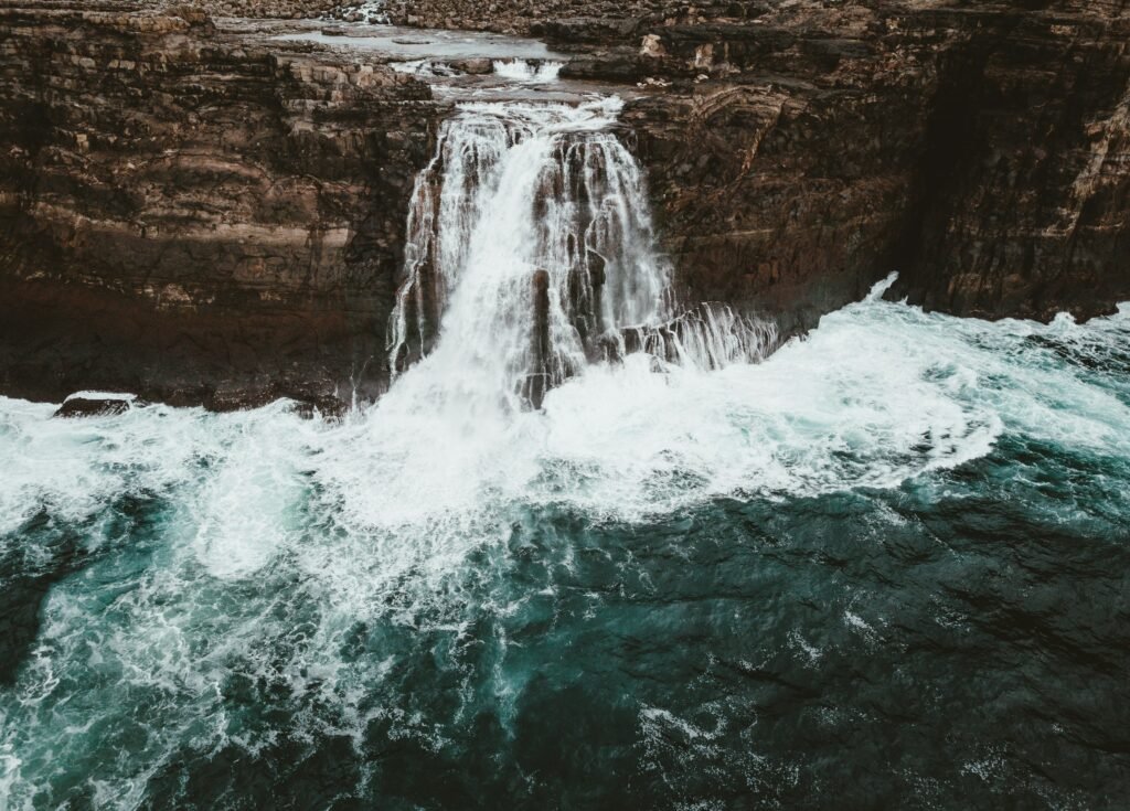 Cascadas en Málaga: Descubre los Secretos de 1 Naturaleza Escondida 17 annie spratt yObK3ZhKfRI unsplash