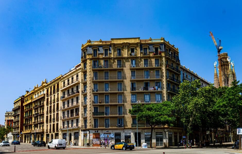 Vista vibrante del paisaje urbano de la arquitectura clásica de Barcelona bajo cielos azul claro.