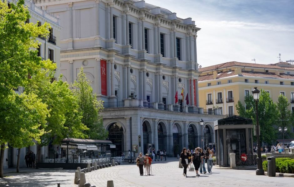 Qué hacer en Madrid hoy: 12 planes concretos para tu día perfecto 1 Vista diurna del Teatro Real de Madrid, con gente paseando bajo un cielo despejado.