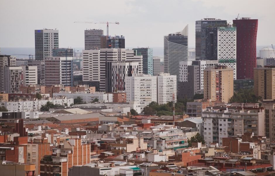 Vista panorámica del horizonte de Barcelona mostrando rascacielos modernos y edificios residenciales.