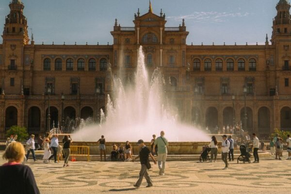 Gente disfrutando de la vista en la Plaza de España, Sevilla, junto a la fuente.